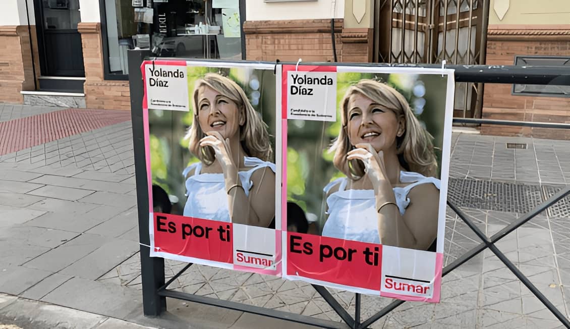 Carteles de Sumar, con Yolanda Díaz, colocadas en una barandilla