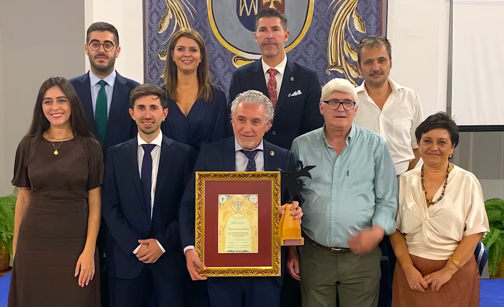 Foto de la corporación municipal junto con el galardonado, Segundo Falcón, y el presidente de la Asociación Cultural Amigos de El Viso, Baldomero Alba