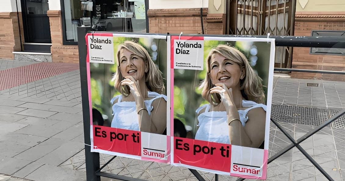 Carteles de Sumar, con Yolanda Díaz, colocadas en una barandilla