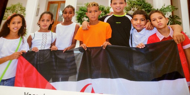 Foto de recuerdo de los niños y niñas saharauis de Vacaciones en Paz