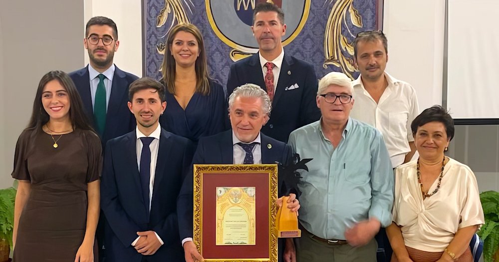 Foto de la corporación municipal junto con el galardonado, Segundo Falcón, y el presidente de la Asociación Cultural Amigos de El Viso, Baldomero Alba