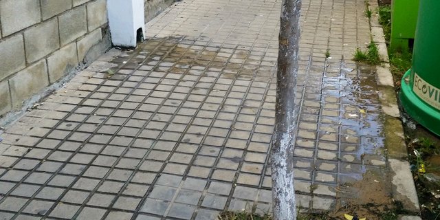 Calle Tinajas: valla y desagüe