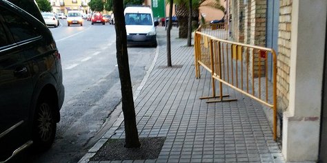 Calle Tinajas: valla y desagüe